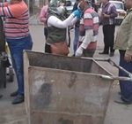 بالصور.. مبادرة "بالخير هنوصل" توزع كمامات وقفازات على عمال النظافة بدمنهور